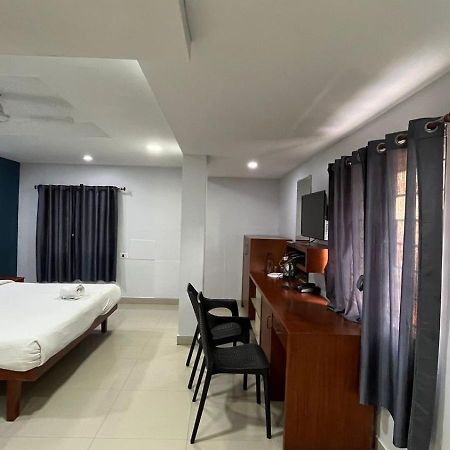 The Reach Hotel Kochi Exterior photo