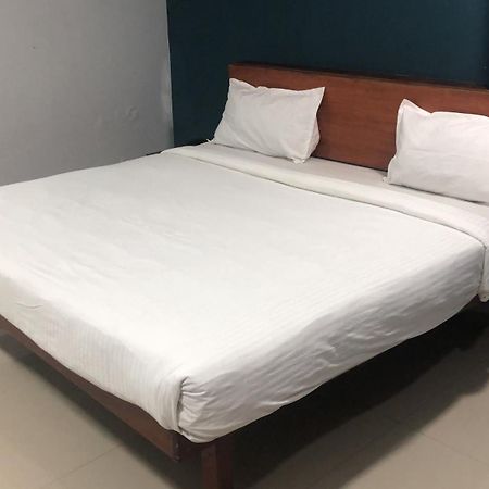 The Reach Hotel Kochi Exterior photo