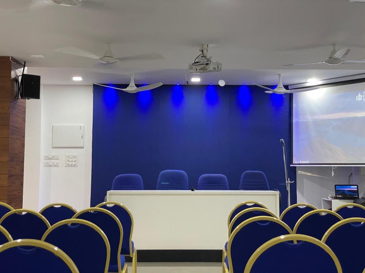 The Reach Hotel Kochi Exterior photo