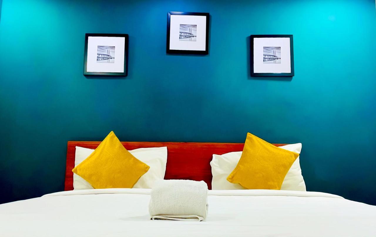 The Reach Hotel Kochi Exterior photo