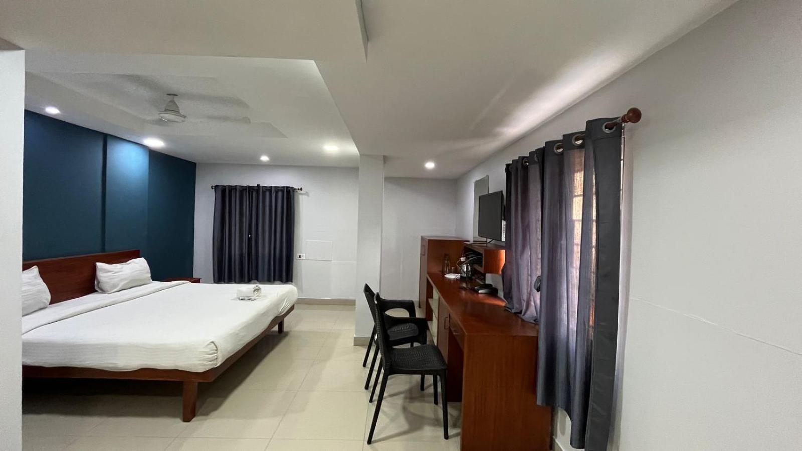 The Reach Hotel Kochi Exterior photo