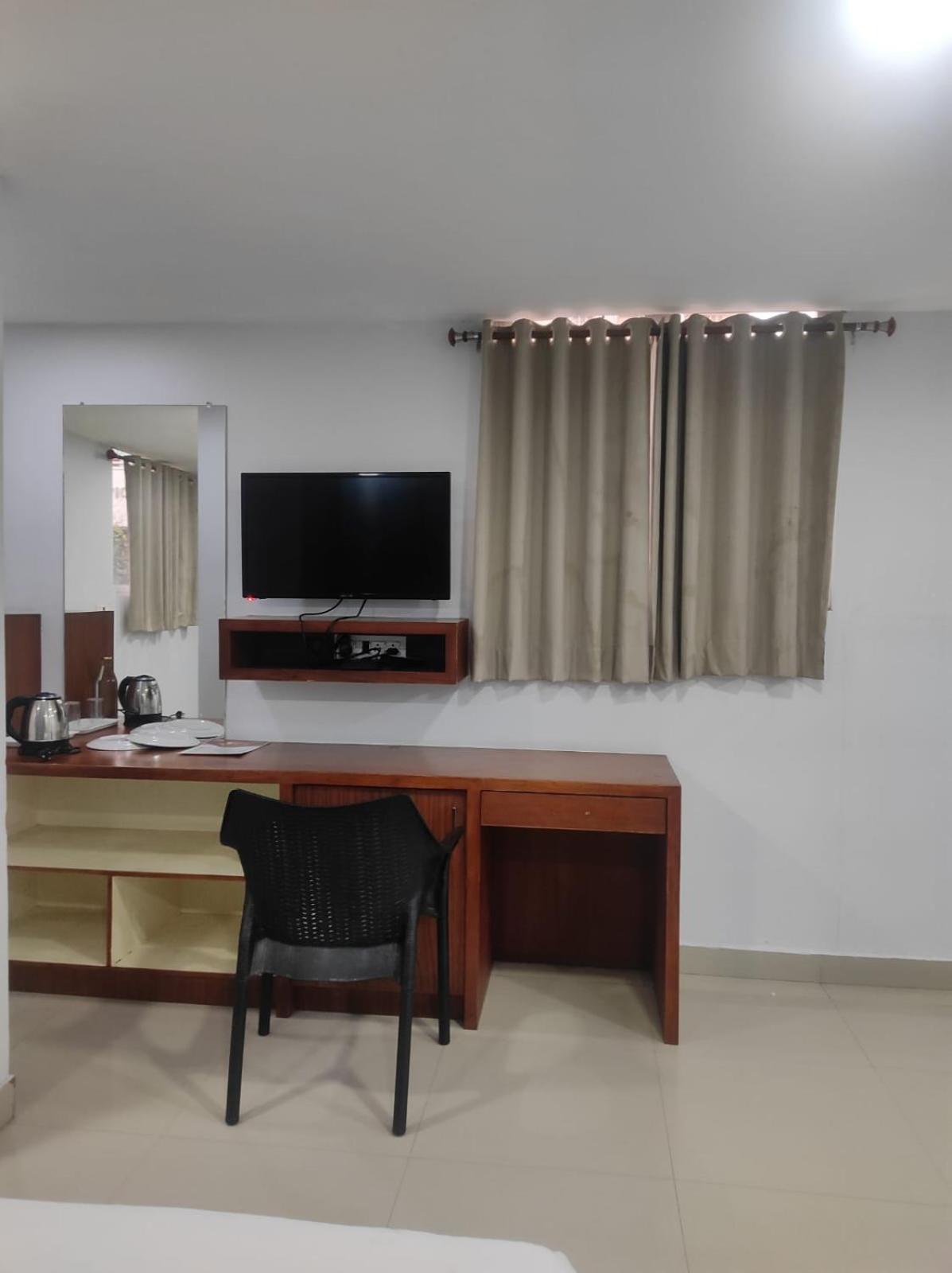 The Reach Hotel Kochi Exterior photo